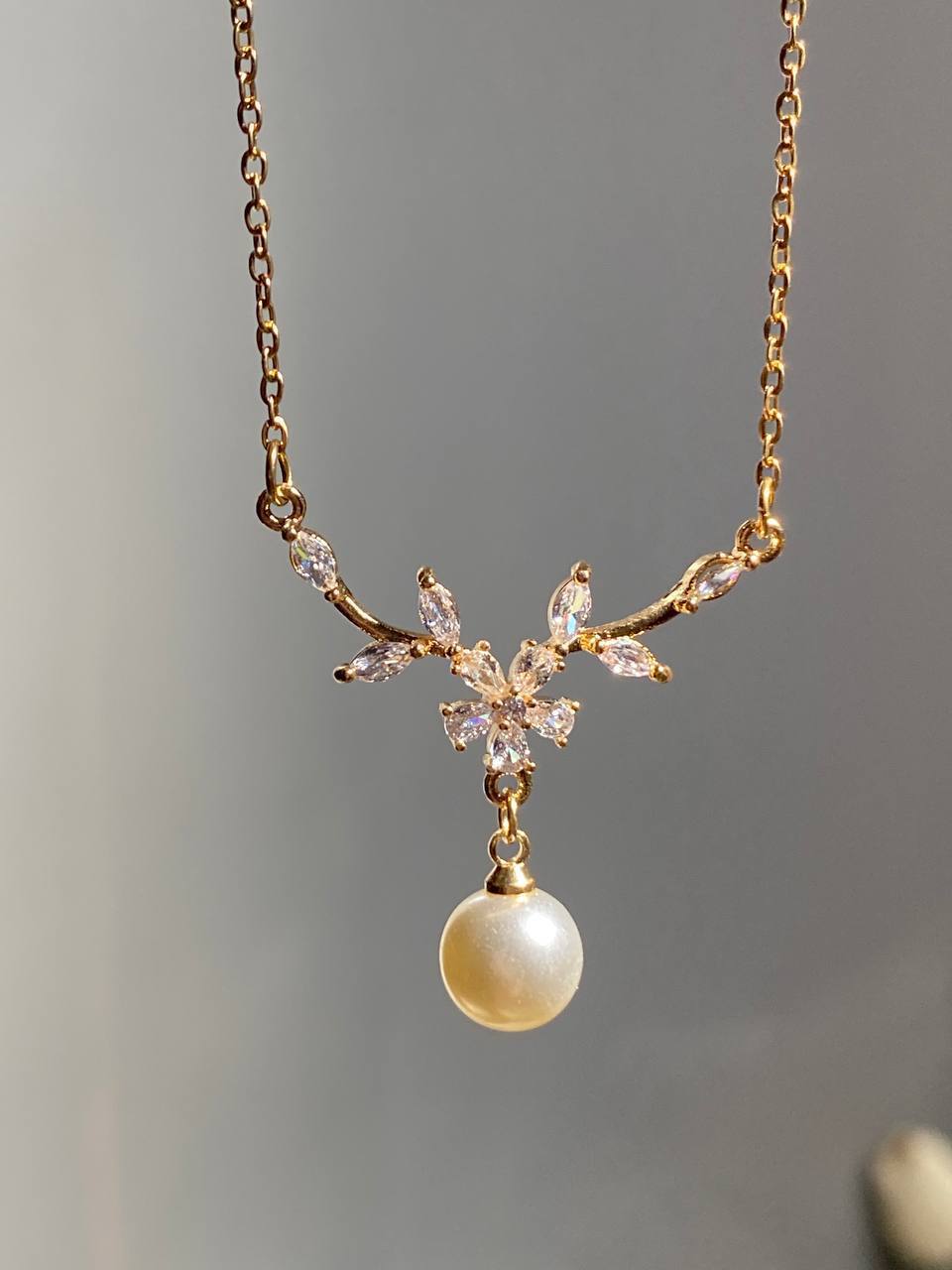 عقد ستالس ذهبي بتصميم زهره مع لؤلؤة متدلية