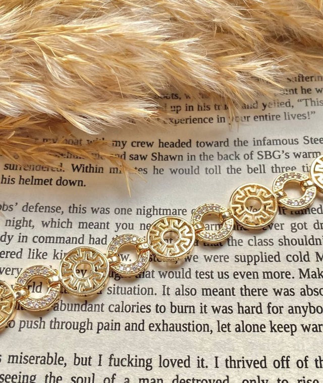 إسورة مطلية بالذهب – تصميم المفتاح الإغريقي بفصوص لامعة