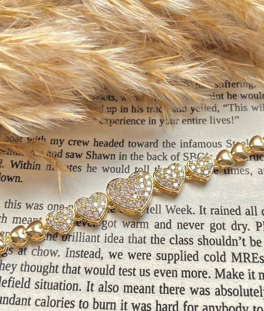 إسورة مطلية بالذهب – تصميم قلوب مرصعة بالفصوص اللامعة