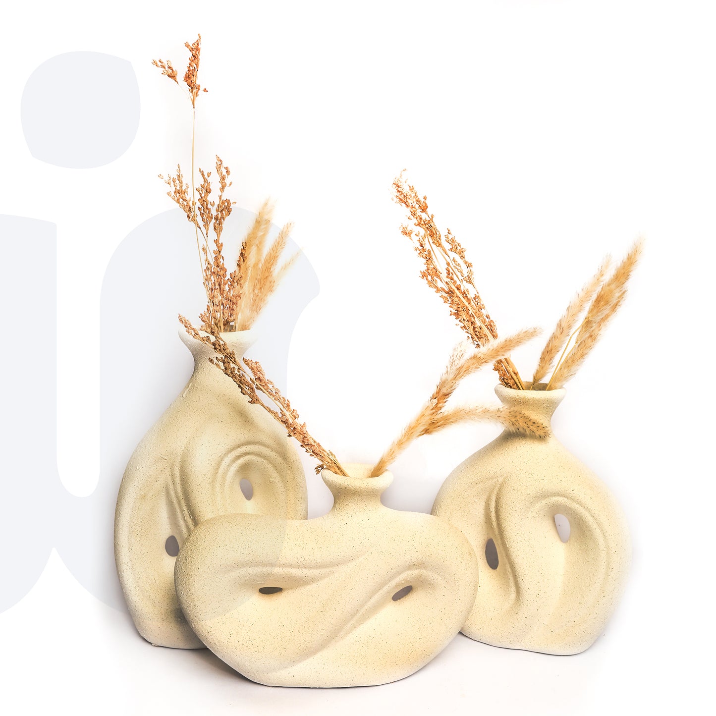 3 فازات باللون البيج بشكل خرافي