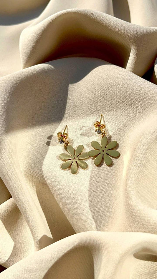 حلق ستانلس ستيل ذهبي بتصميم وردة أنيقة