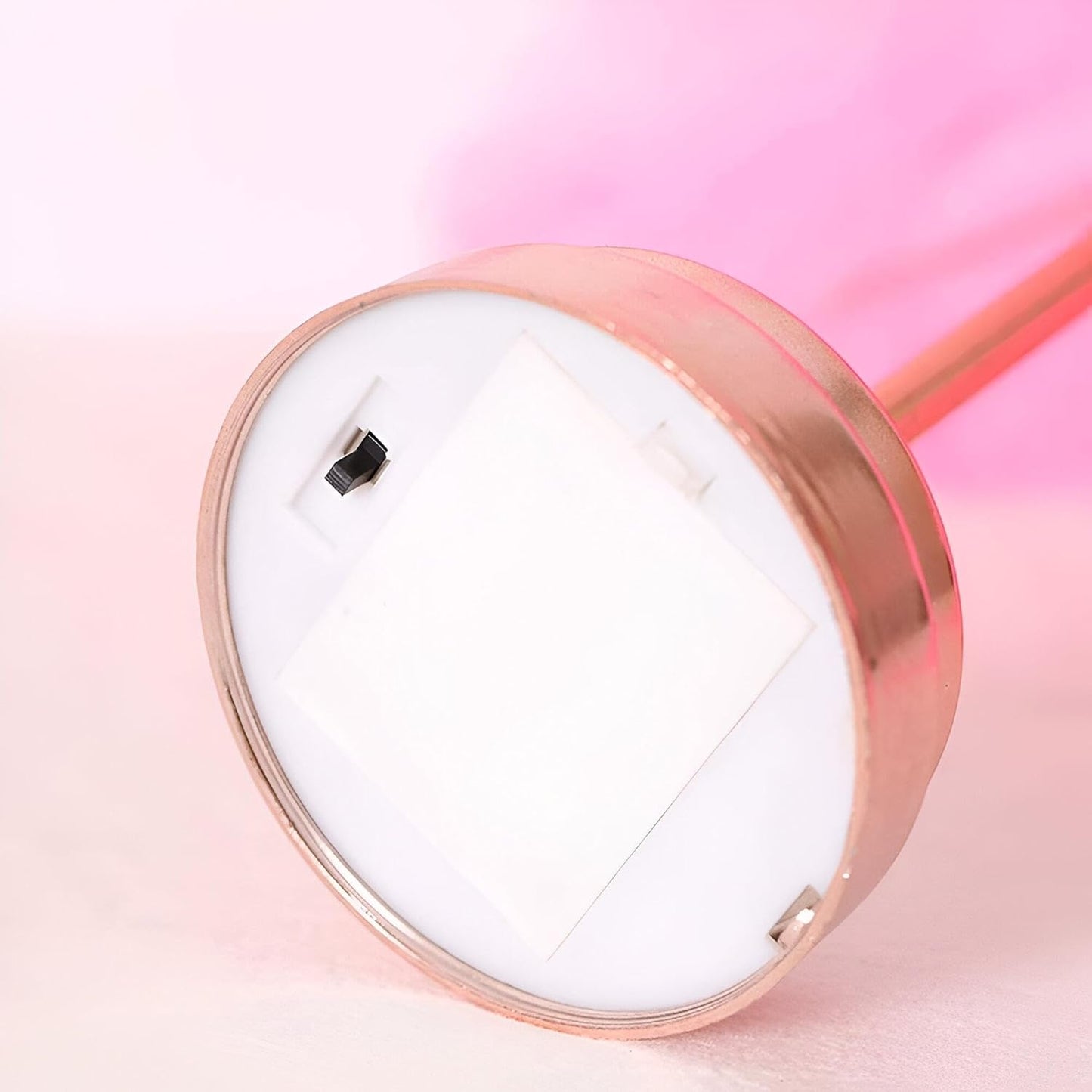 أباجورة على شكل ريش بإضاءة ليلية ناعمة – تصميم أنيق لغرف النوم