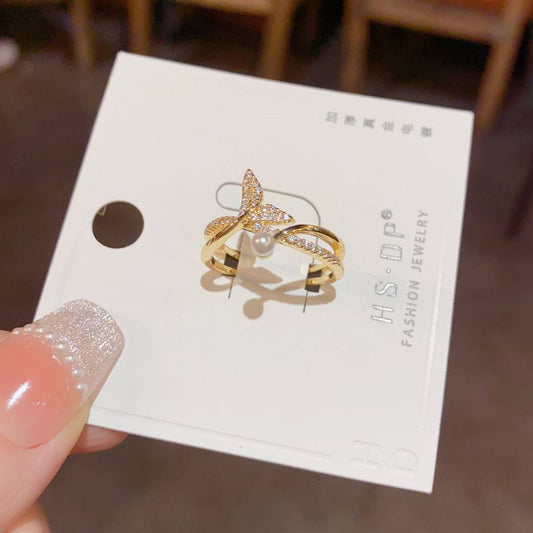 خاتم مطلي بالذهب بتصميم حرف X مرصّع بحبيبات الزركون اللامعة ولؤلؤة أنيقة