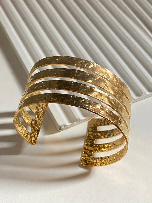 إسورة مفتوحة باللون الذهبي بتصميم معدني مطروق