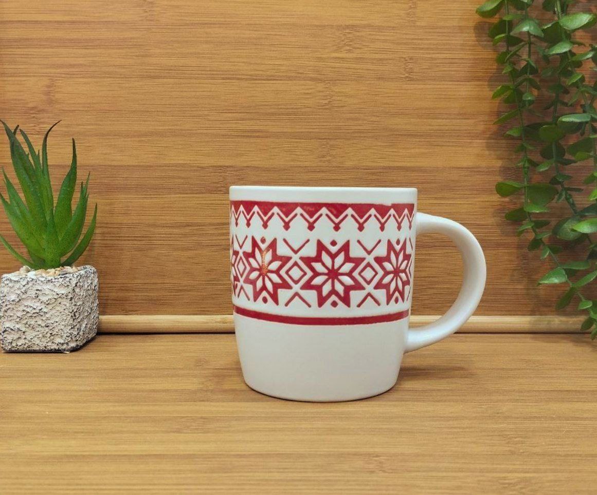 مج سيراميك بنقشة الثلج باللونين الأحمر والأبيض