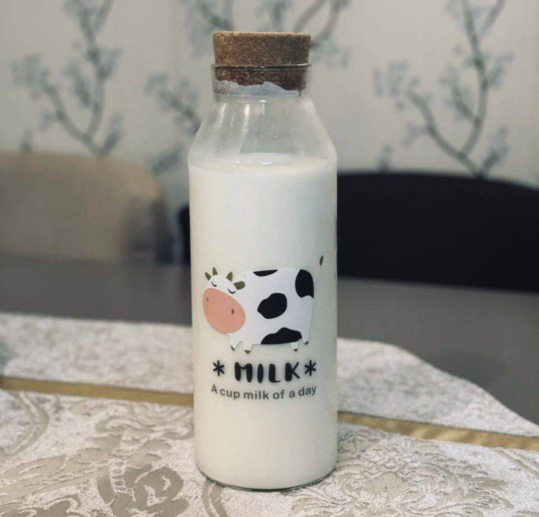 الزجاجة التريند – زجاجة لبن شكل البقرة بسعة 1200 ملل