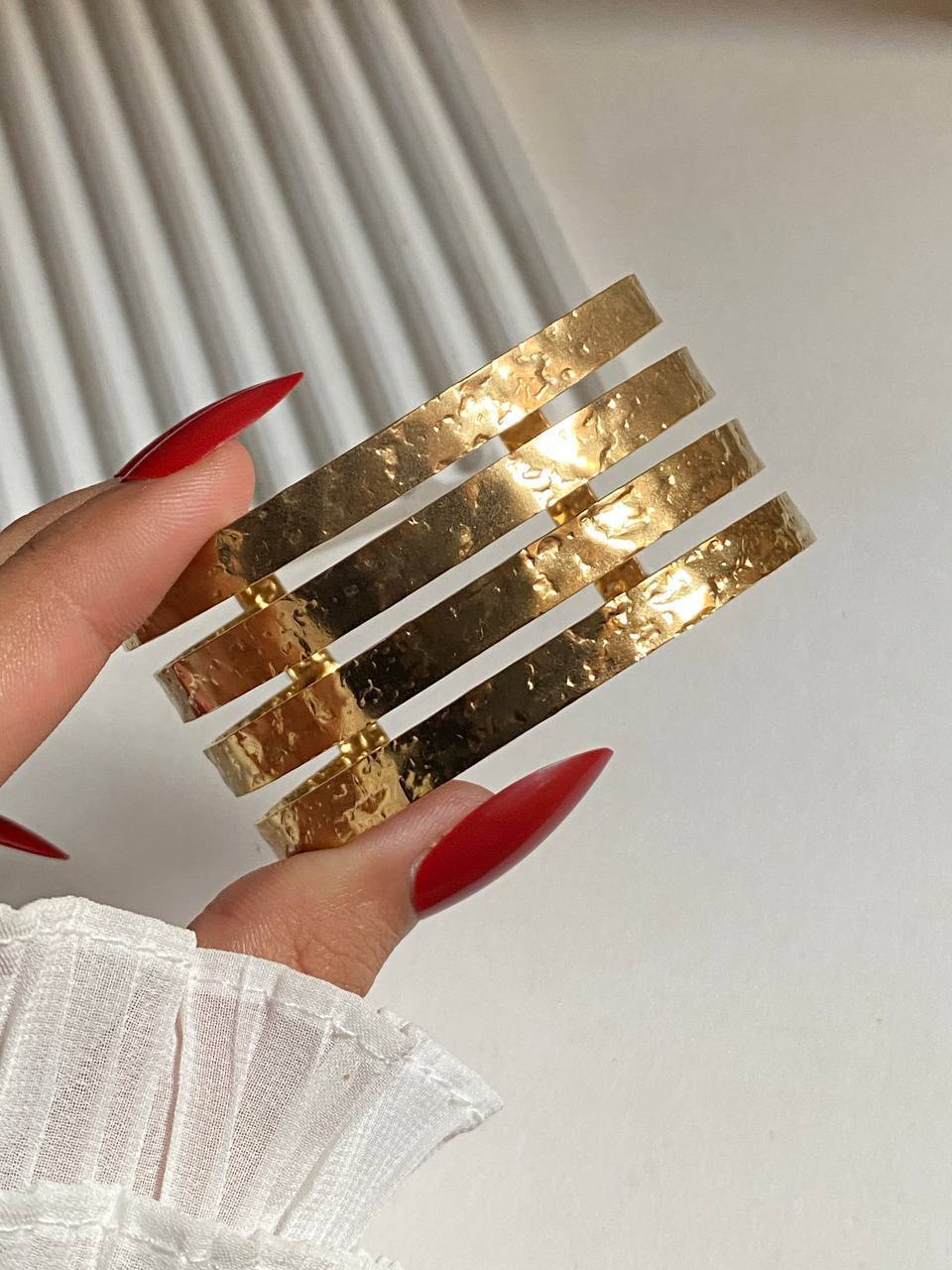 إسورة مفتوحة باللون الذهبي بتصميم معدني مطروق