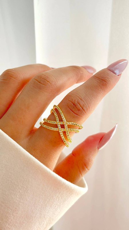 خاتم مطلي بالذهب بتصميم متقاطع مرصّع بحبيبات الزركون اللامعة