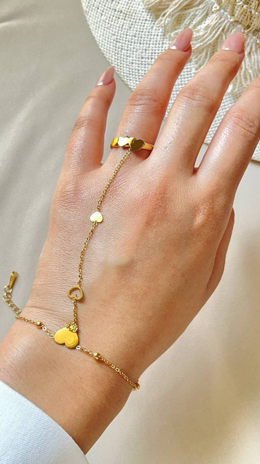 إسورة يد بخاتم متصلة بسلسلة من الستانلس ستيل الذهبي – تصميم قلوب