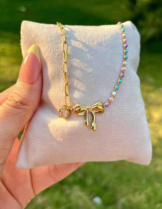 إسورة مطلية بالذهب بتصميم فيونكة مزينة بقلادة قلب وخرز ملون