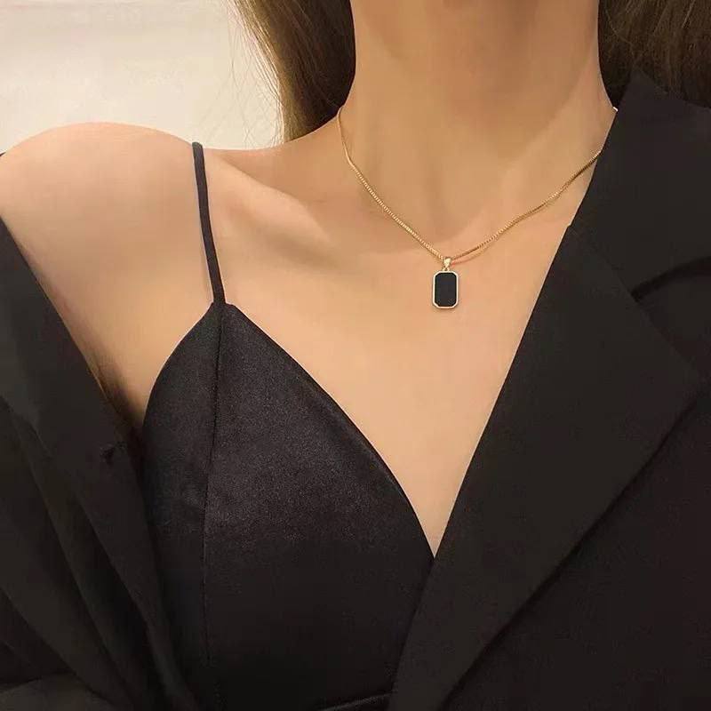 عقد بقلادة سوداء مستطيلة مع كتابة على الظهر – تصميم أنيق عصري