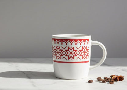 مج سيراميك بنقشة الثلج باللونين الأحمر والأبيض