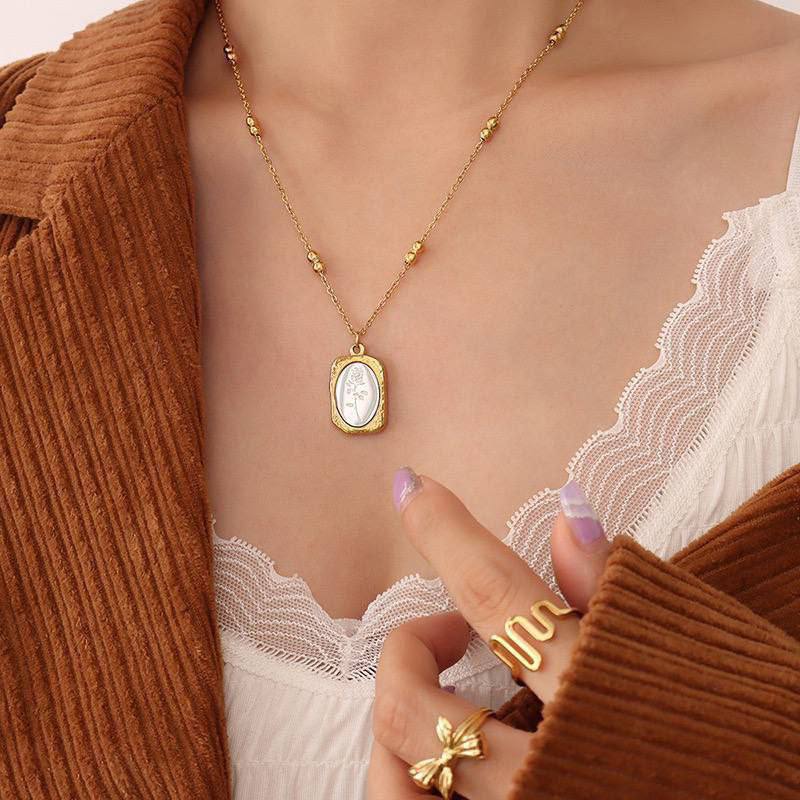 سلسلة بدلاية وردة مطلية بالذهب