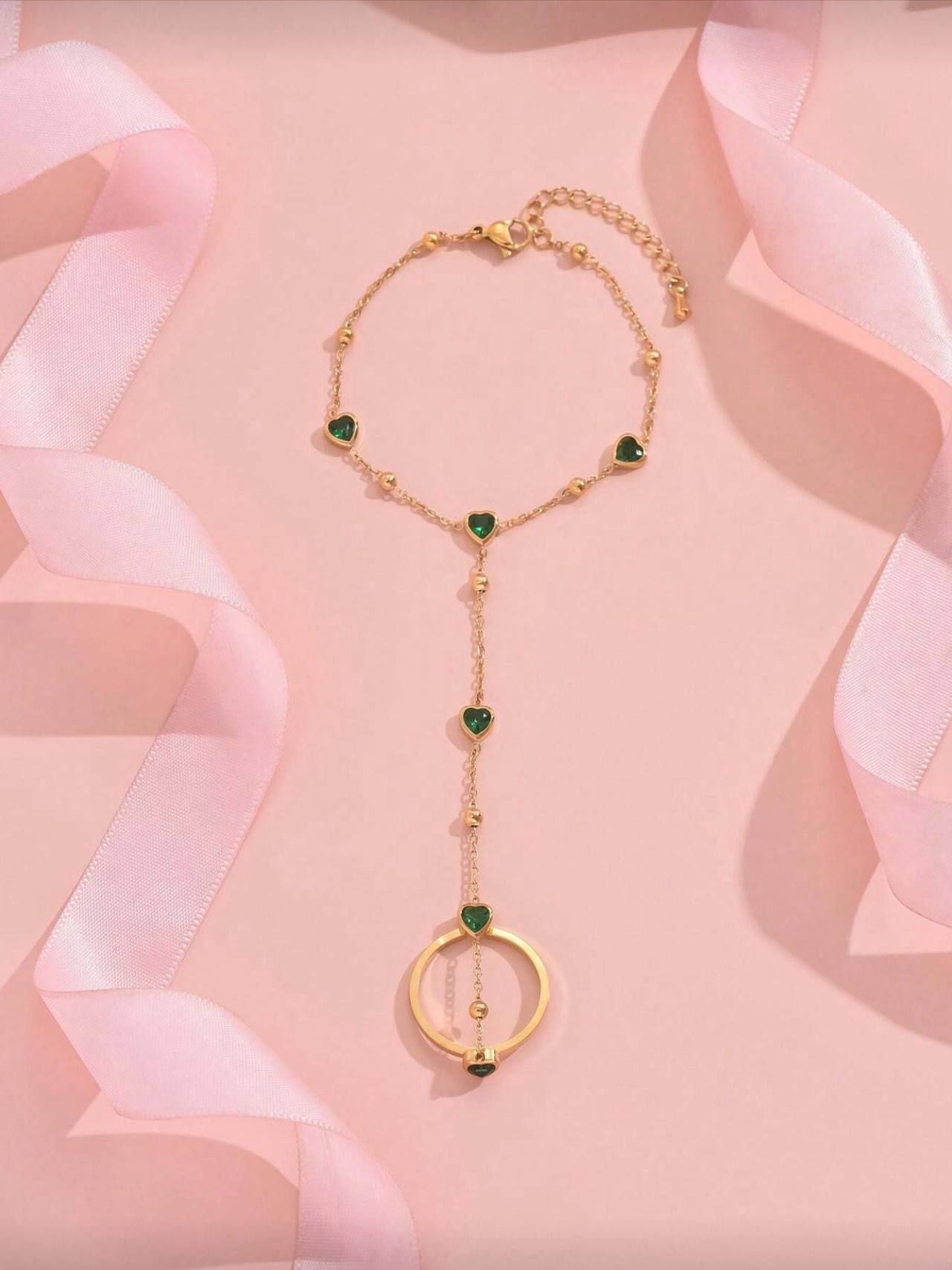 إسورة يد من الستانلس ستيل الذهبي مزينة بقلوب خضراء من الزركون