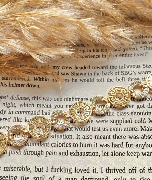 إسورة مطلية بالذهب – تصميم المفتاح الإغريقي بفصوص لامعة