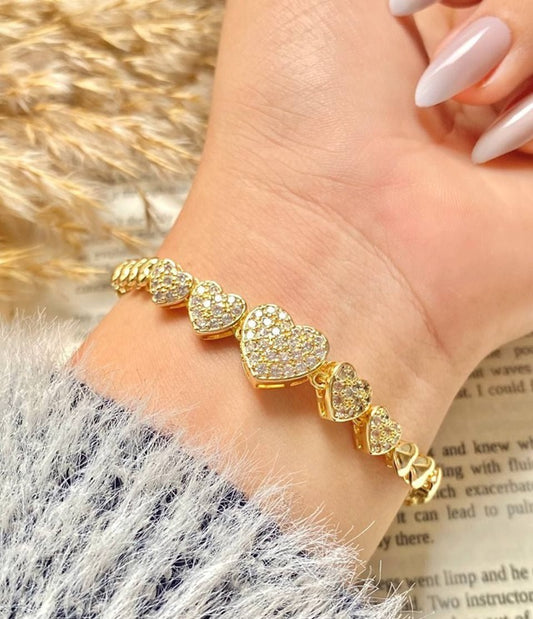 إسورة مطلية بالذهب – تصميم قلوب مرصعة بالفصوص اللامعة
