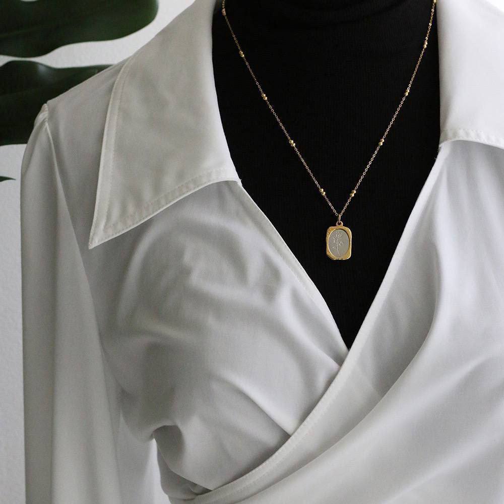 سلسلة بدلاية وردة مطلية بالذهب