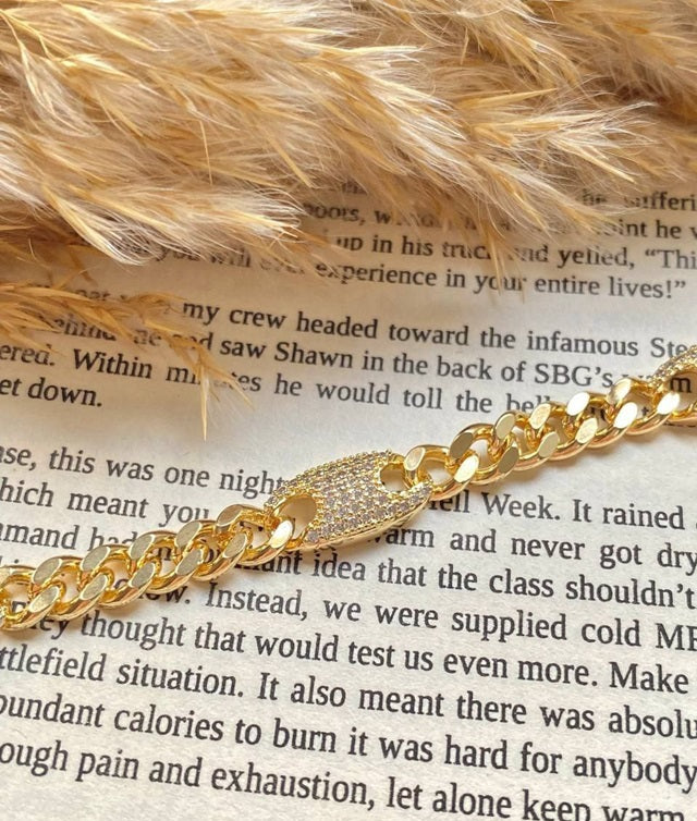 إسورة مطلية بالذهب – تصميم سلاسل كوبان مع فصوص كريستال لامعة