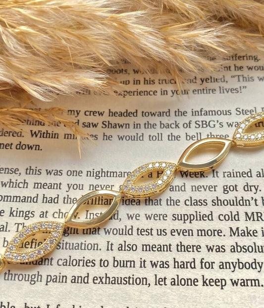 إسورة مطلية بالذهب – تصميم ماركيز بفصوص زركون لامعة