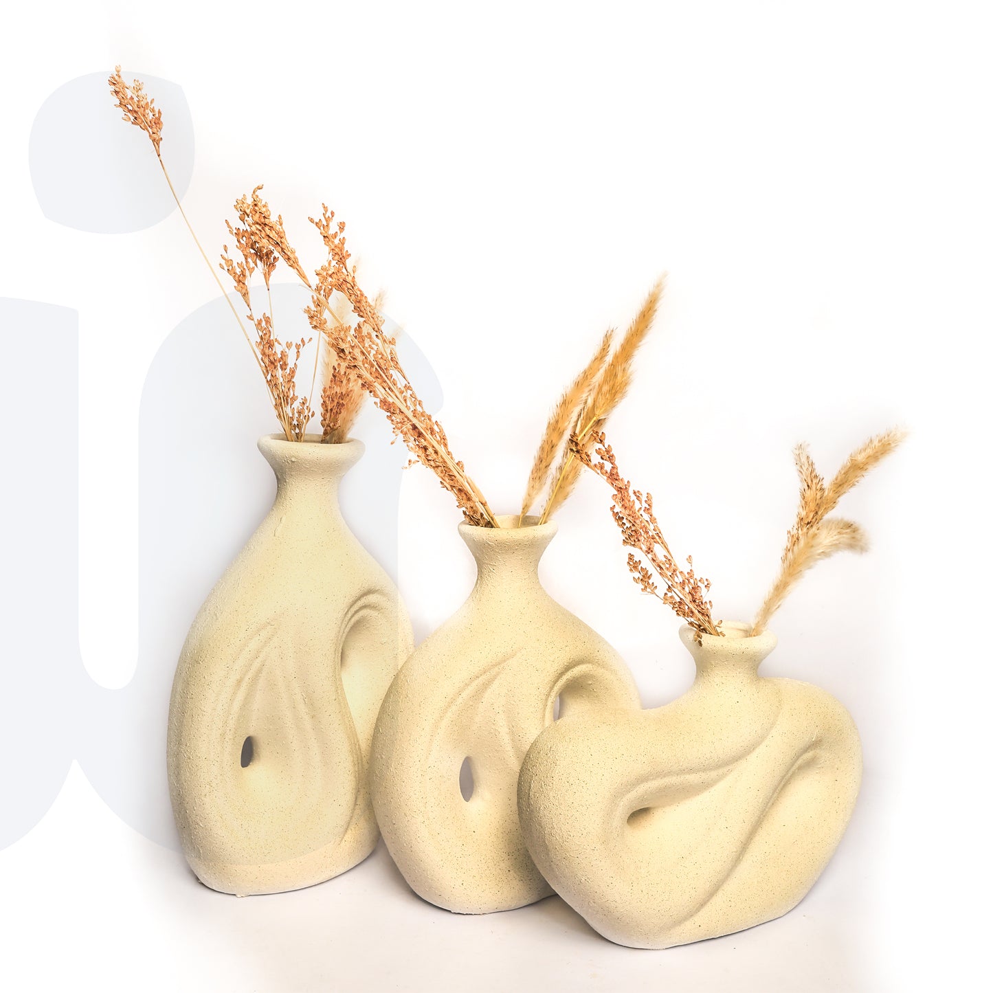 3 فازات باللون البيج بشكل خرافي