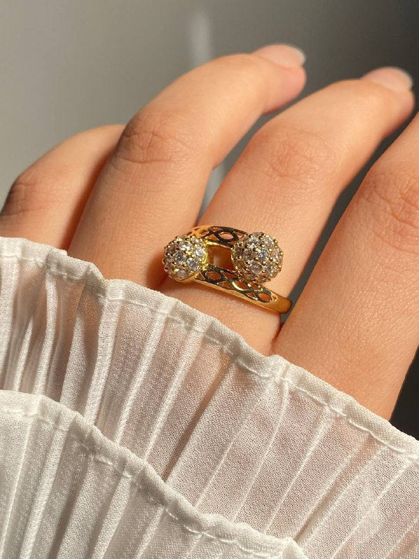 خاتم مطلي بالذهب مزين بكرتين من الزركون اللامع – فرى سايز