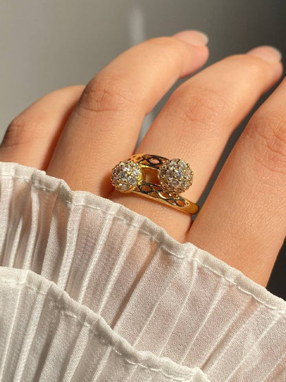 خاتم مطلي بالذهب مزين بكرتين من الزركون اللامع – فرى سايز