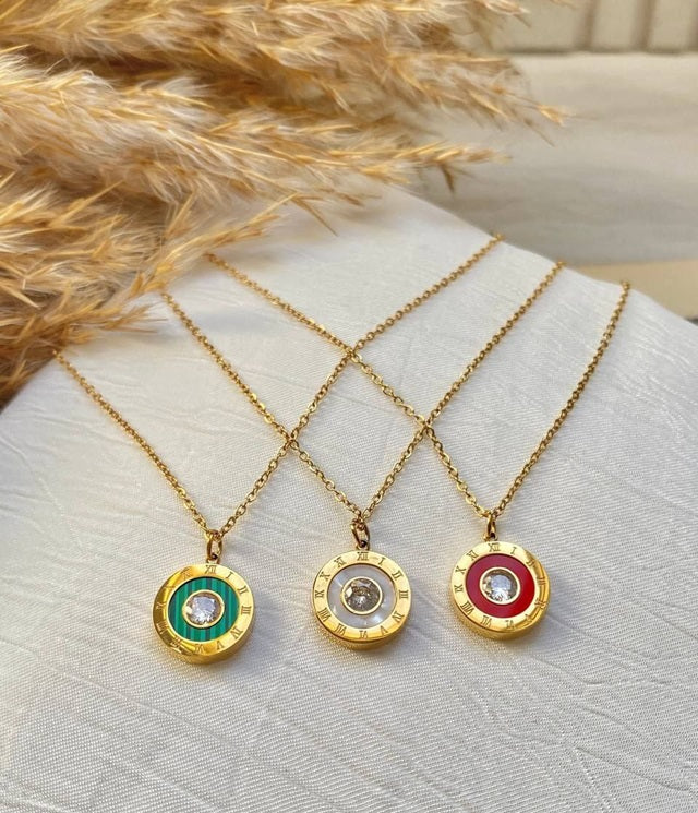 عقد استانلس ذهبي بتفاصيل أرقام رومانية وفص كريستال – قطعة واحدة