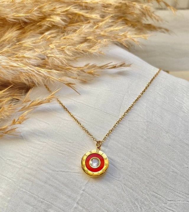 عقد استانلس ذهبي بتفاصيل أرقام رومانية وفص كريستال – قطعة واحدة