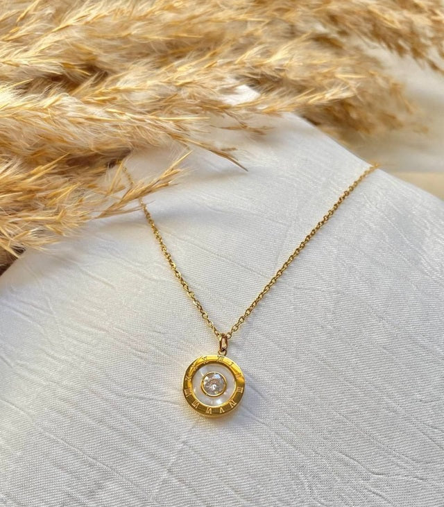 عقد استانلس ذهبي بتفاصيل أرقام رومانية وفص كريستال – قطعة واحدة