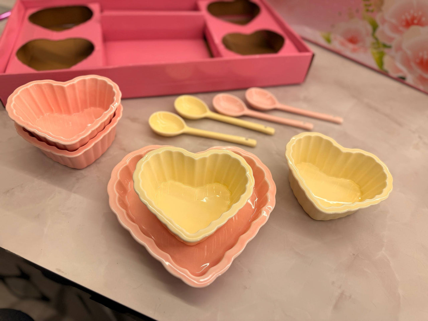 طقم تقديم بورسلين حراري بشكل قلب – 9 قطع