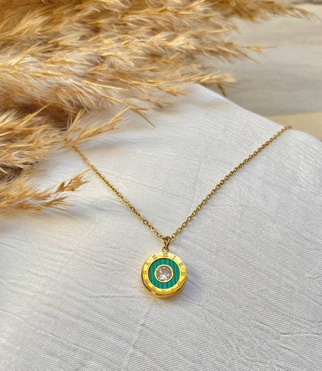 عقد استانلس ذهبي بتفاصيل أرقام رومانية وفص كريستال – قطعة واحدة