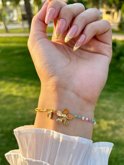 إسورة بتصميم زهرة وأحجار – لمسة أنثوية راقية