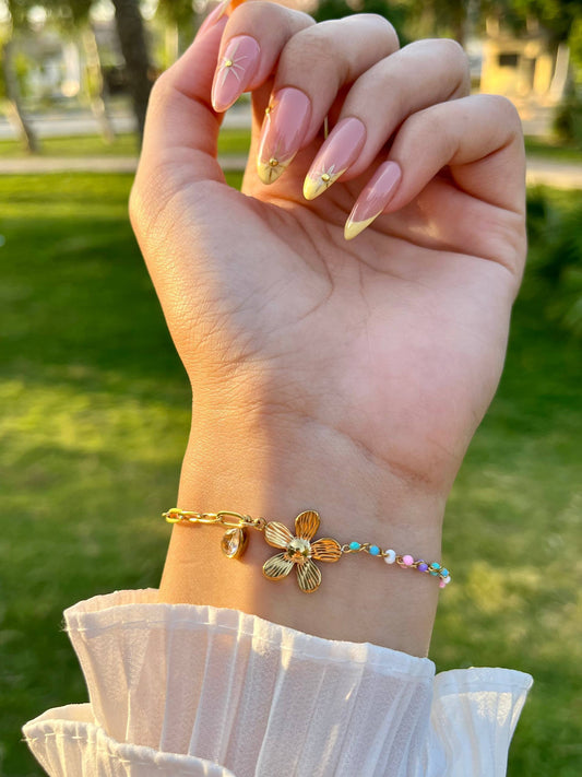 إسورة بتصميم زهرة وأحجار – لمسة أنثوية راقية