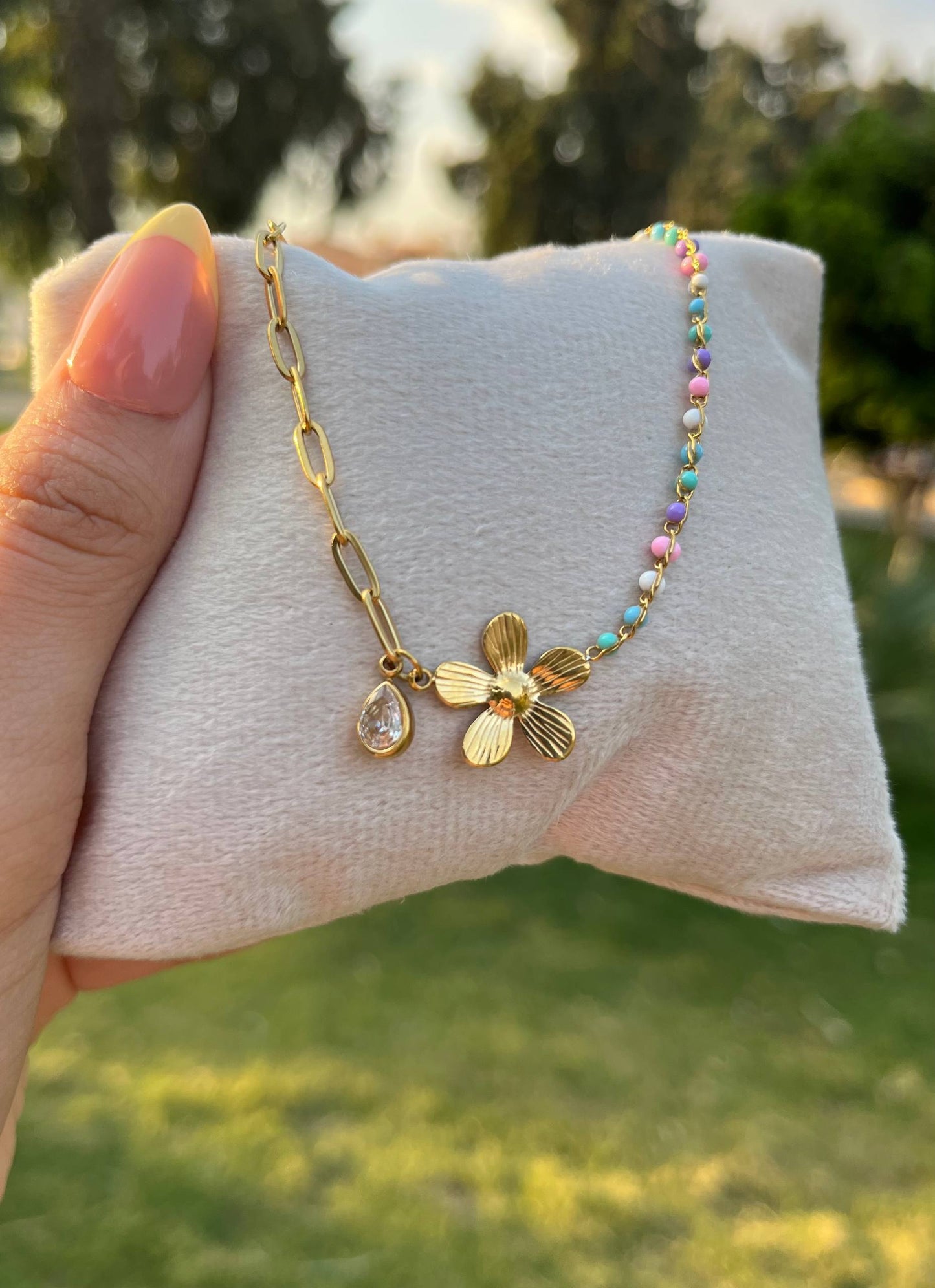 إسورة بتصميم زهرة وأحجار – لمسة أنثوية راقية