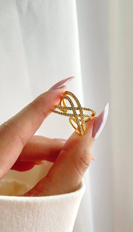 خاتم مطلي بالذهب بتصميم متقاطع مرصّع بحبيبات الزركون اللامعة