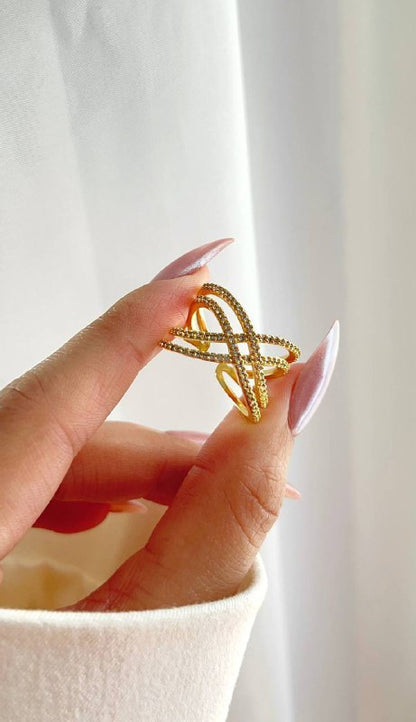 خاتم مطلي بالذهب بتصميم متقاطع مرصّع بحبيبات الزركون اللامعة