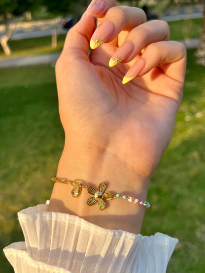 إسورة بتصميم زهرة وأحجار – لمسة أنثوية راقية