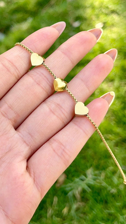 إسورة قلب معدنية باللون الذهبي – تصميم قلوب أنيق