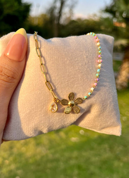 إسورة بتصميم زهرة وأحجار – لمسة أنثوية راقية