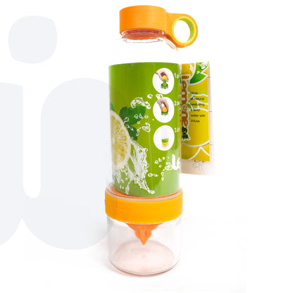 زجاجة ماء وعصائر مع عصّارة للفواكه