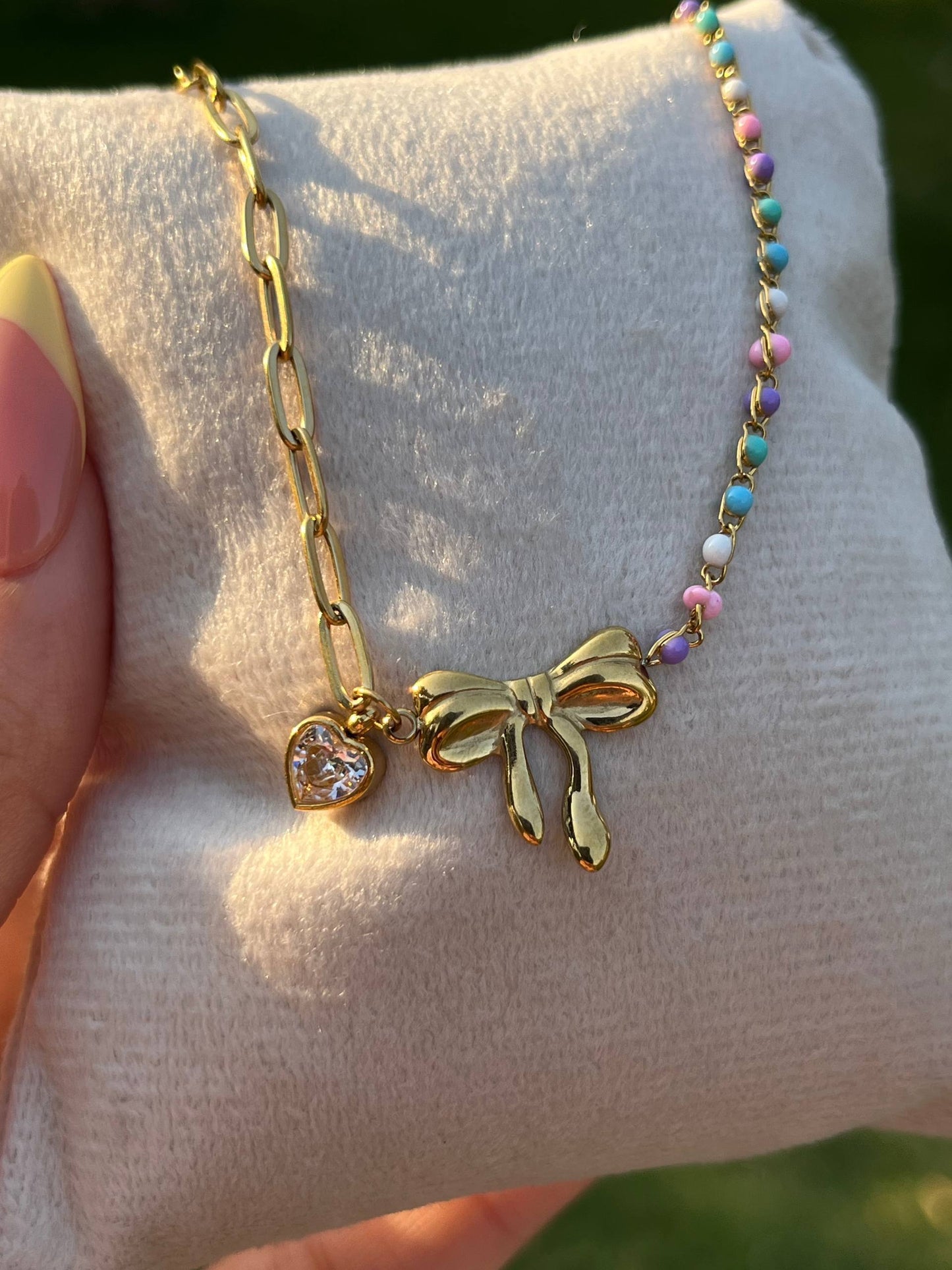 إسورة مطلية بالذهب بتصميم فيونكة مزينة بقلادة قلب وخرز ملون
