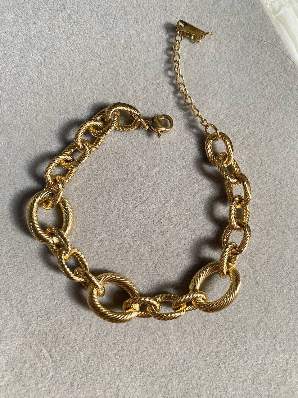إسورة سلسلة سميكة باللون الذهبي – تصميم دوائر ملتفة بقفل توغل