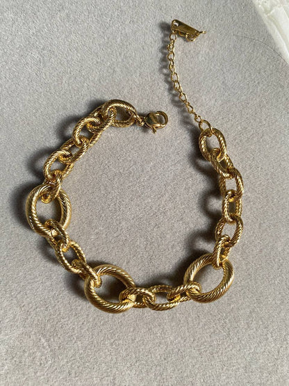 إسورة سلسلة سميكة باللون الذهبي – تصميم دوائر ملتفة بقفل توغل