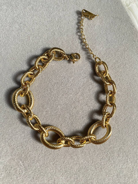 إسورة سلسلة سميكة باللون الذهبي – تصميم دوائر ملتفة بقفل توغل