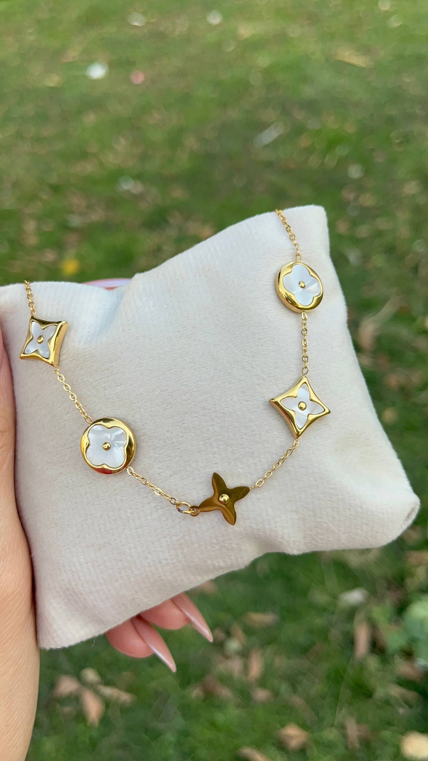 إسورة مطلية بالذهب من الستانلس ستيل مزينة بزهور بيضاء