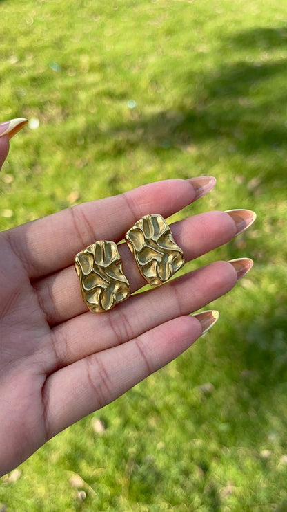 حلق ستانلس ستيل ذهبي بتصميم جميل