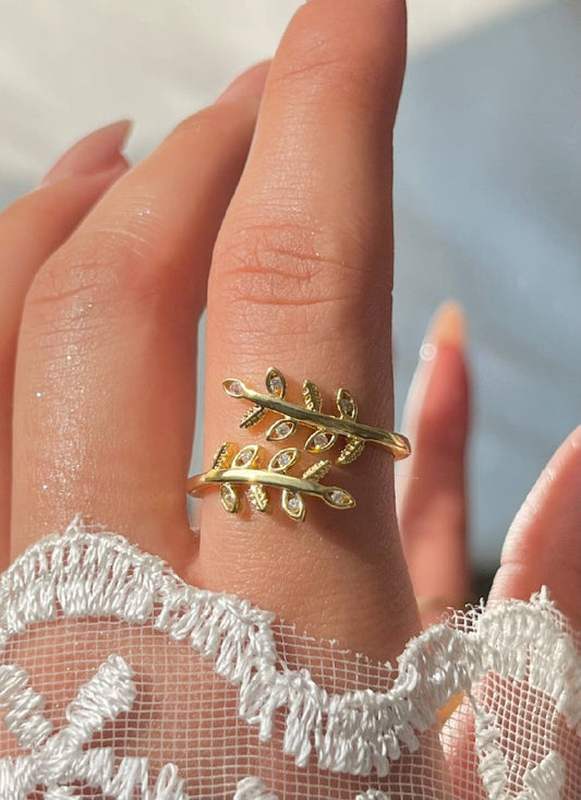 خاتم غصن الزيتون الرقيق – تصميم أنثوي ناعم