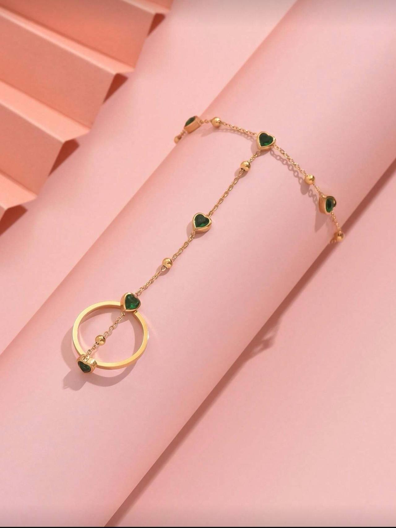 إسورة يد من الستانلس ستيل الذهبي مزينة بقلوب خضراء من الزركون