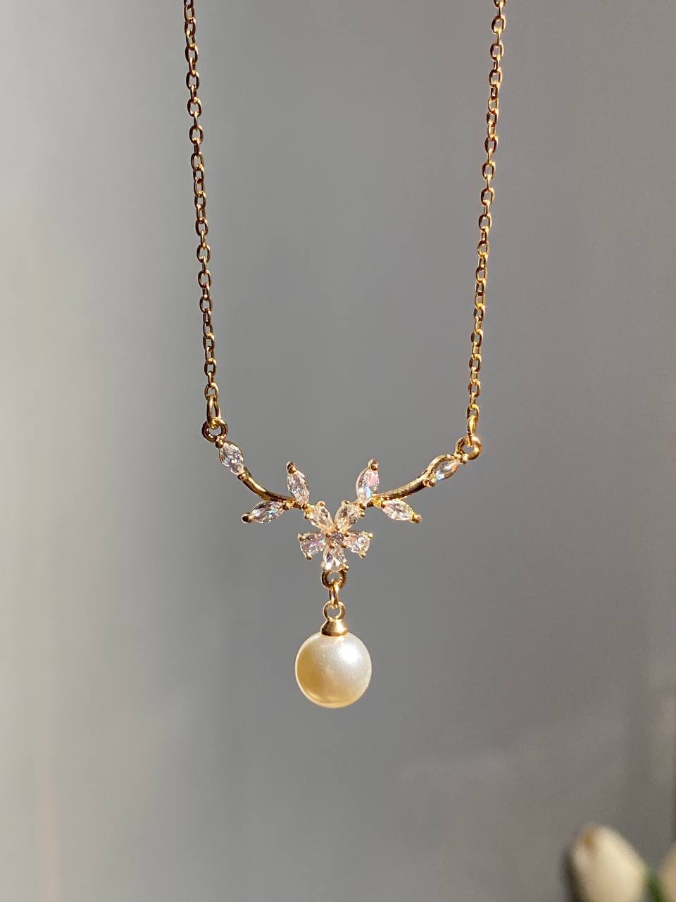 عقد ستالس ذهبي بتصميم زهره مع لؤلؤة متدلية