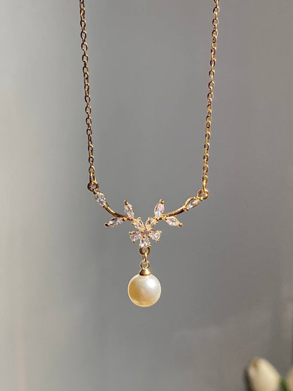 عقد ستالس ذهبي بتصميم زهره مع لؤلؤة متدلية
